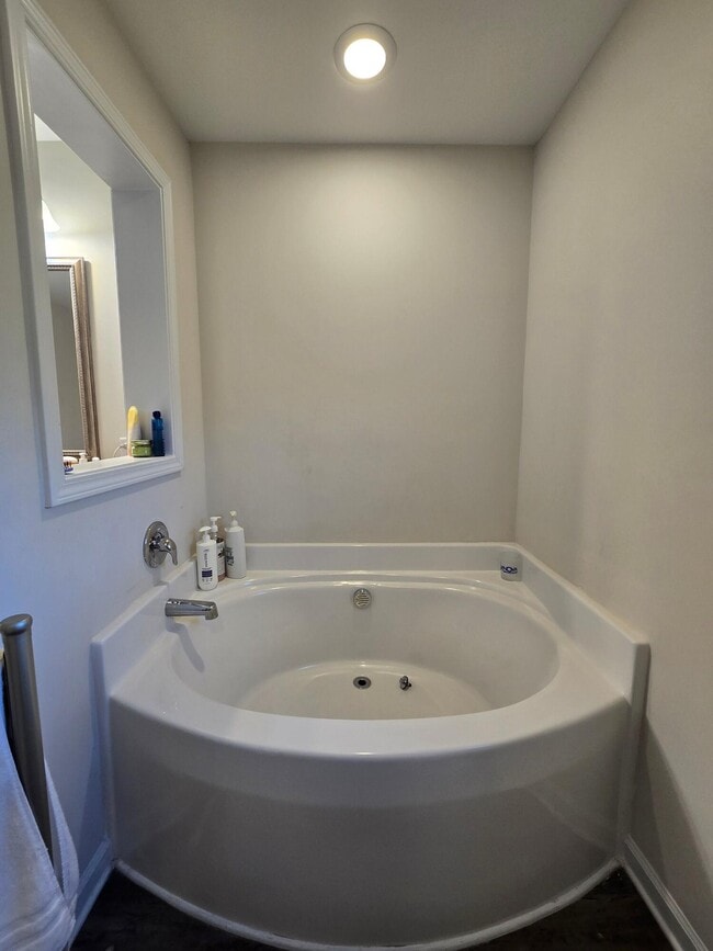 Building Photo - 335 Niblick Dr