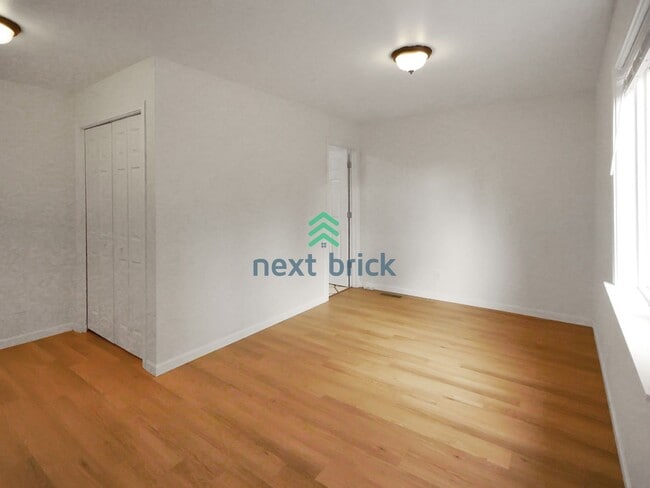 Building Photo - A beautiful 4 bed and 2 bathroom house for rent