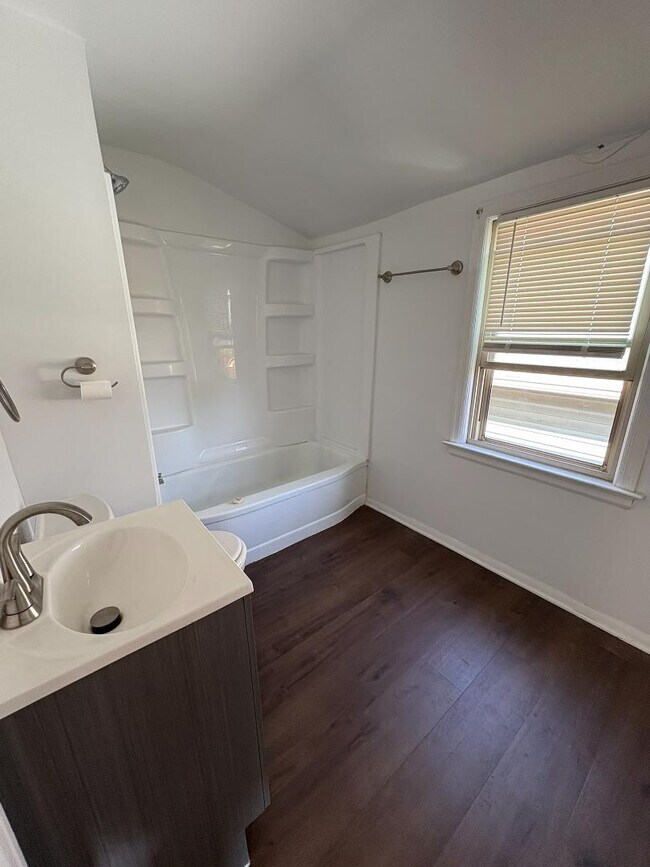 Building Photo - 2132 S 75th St