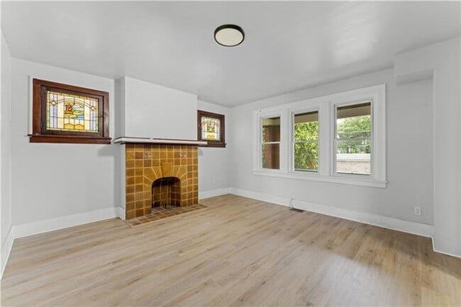 Building Photo - Spacious 4 Bedroom, 1 Bath Home in Crafton...