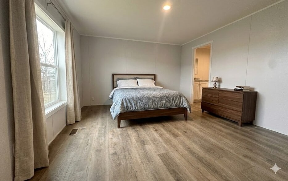 Building Photo - 30 Lapin St