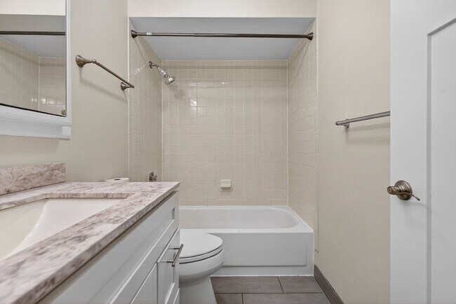 Building Photo - 751 S Dwyer Ave