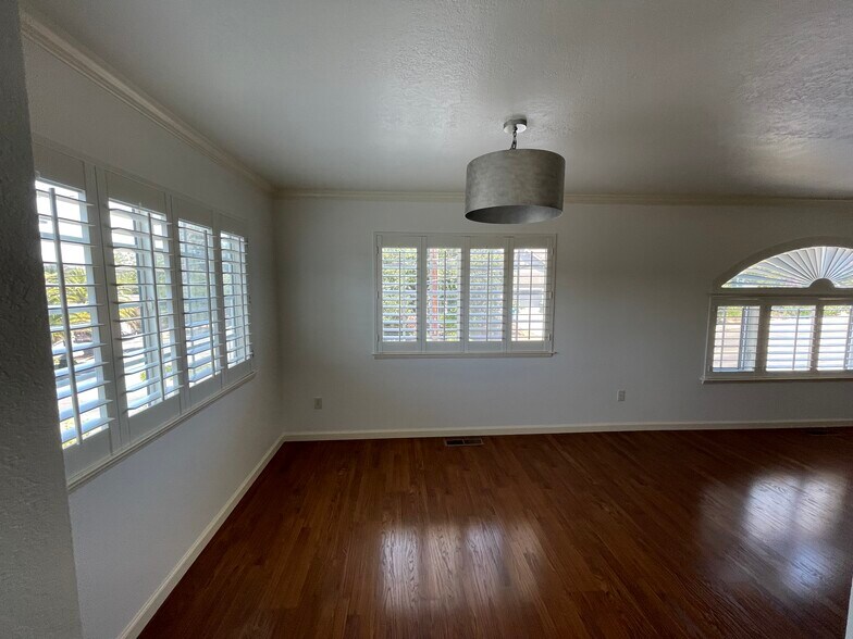 Building Photo - 108 Powell Avenue