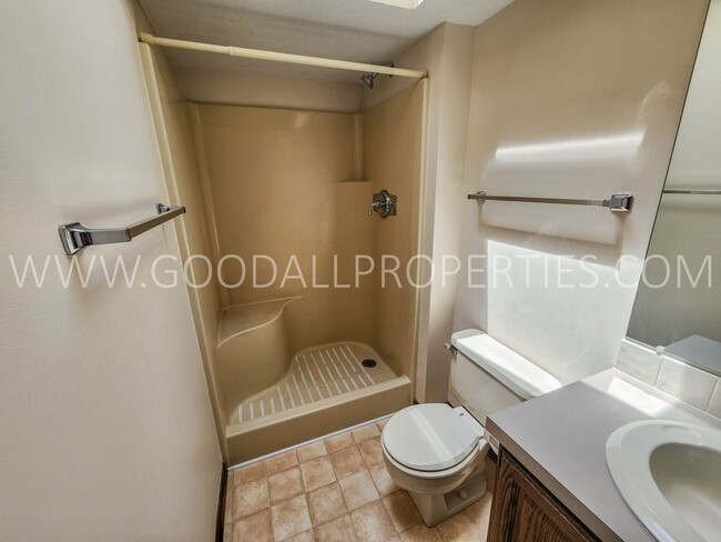 Building Photo - Executive 4 Bedroom Home in West Des Moine...