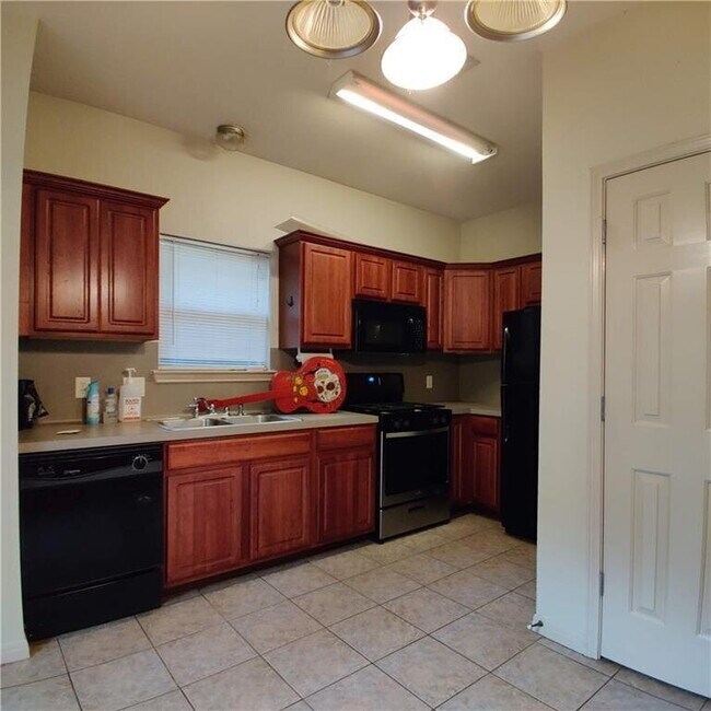 Building Photo - Cute Cottage in Govalle/ACC Campus Area!