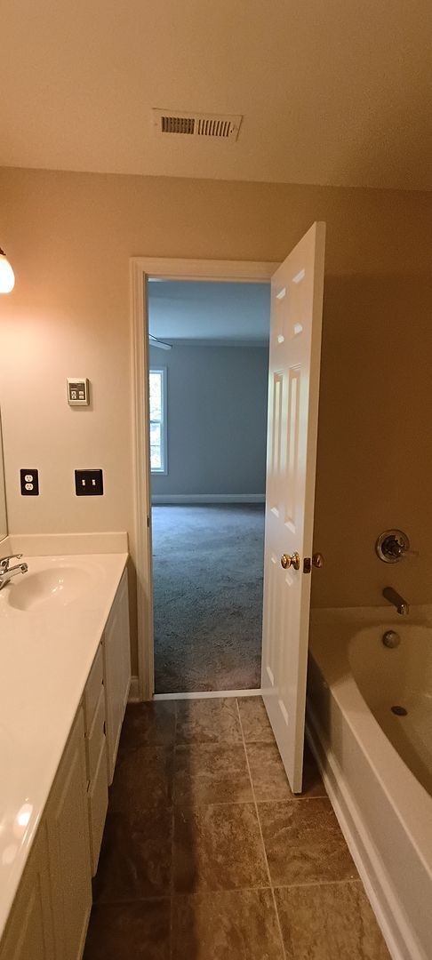 Building Photo - Lovely Townhome in Southeast Columbia