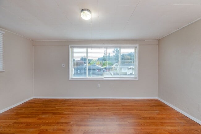 Building Photo - 9041-9049 NE Sandy Blvd