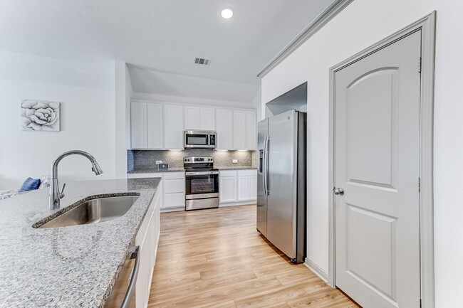 Building Photo - 204 Shoreview Dr