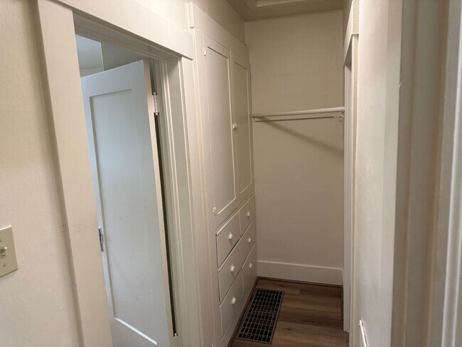 Building Photo - Two bedroom one bath brick charmer!