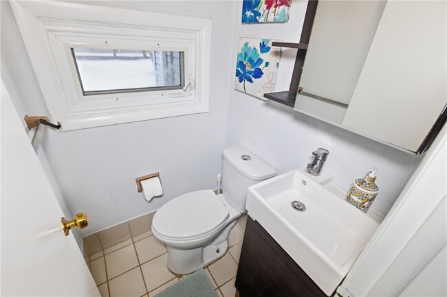 Building Photo - 266 Willowcrest Dr