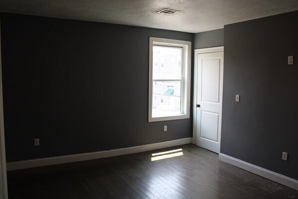 Building Photo - 211 Green St