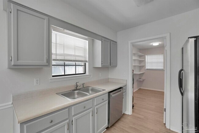 Building Photo - 10601 Silver Creek Dr
