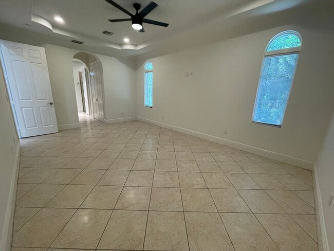 Building Photo - ANNUAL RENTAL - 3 BEDROOM + DEN/ 3 BATH SP...