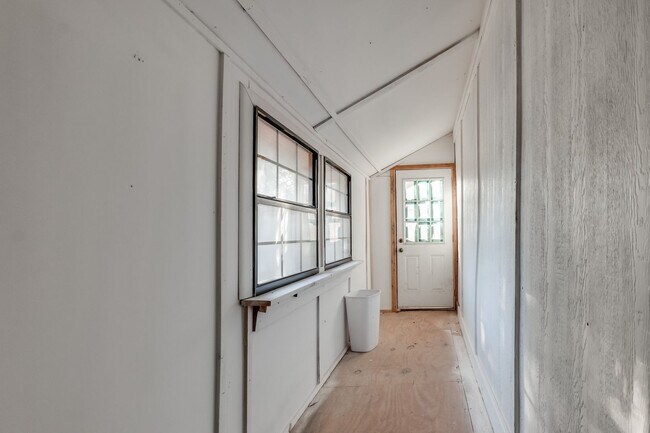 Building Photo - Remodeled three bed house on a quiet cul-de-sac