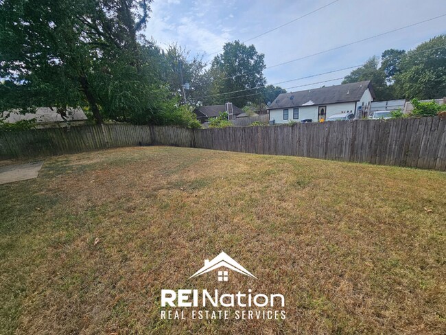 Building Photo - MEMPHIS CHARMER! | Brick Fireplace & Bright Windows | 3 Bed / 2 Bath & Fenced Yard!
