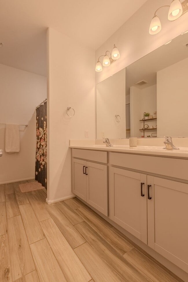 Building Photo - 3 Bedrooms, 2.5 Bathrooms