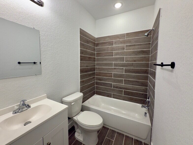 Building Photo - 648 Monticello Ct