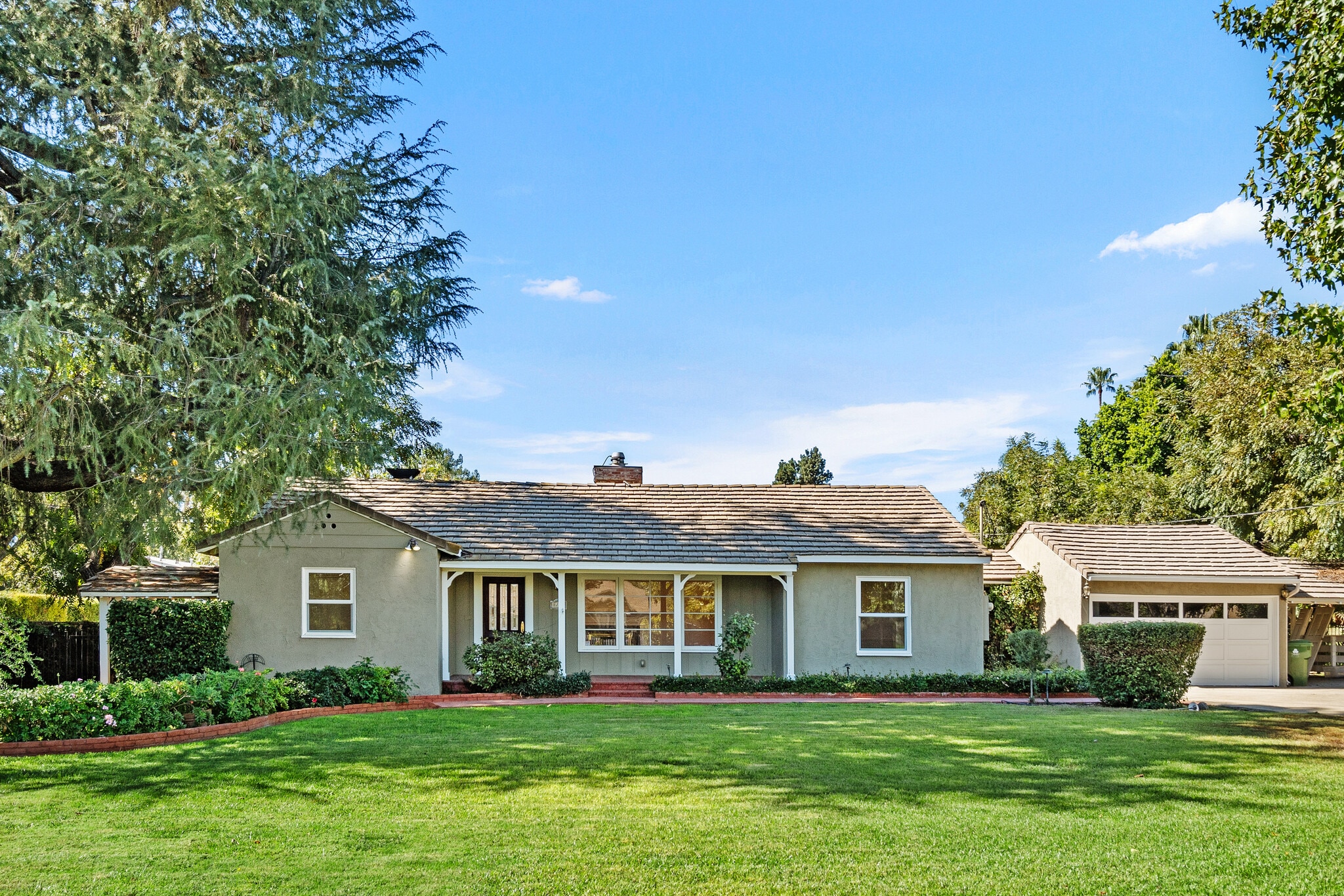Building Photo - 8757 Encino Ave