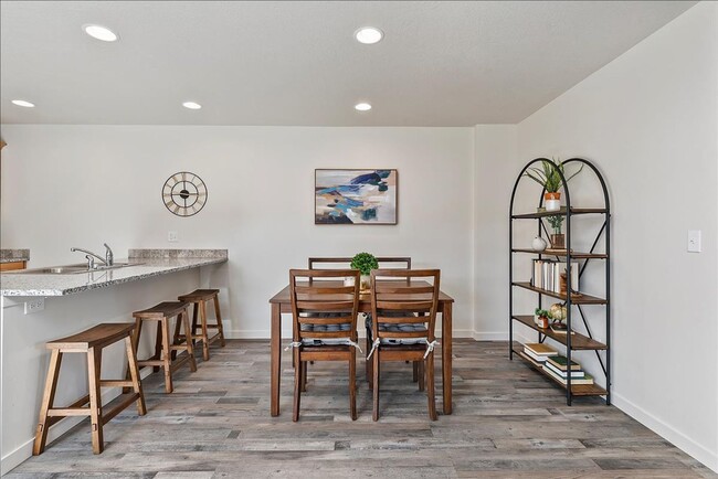 Building Photo - 3 Bedroom, 2 Bath Home w/2 Car Garage in D...