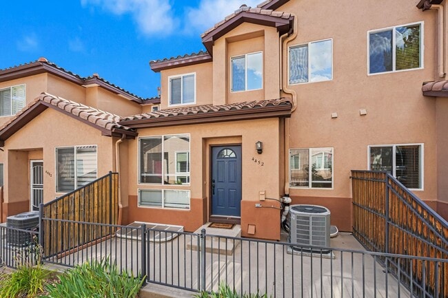 Building Photo - Spacious 3 Bed 2.5 Bath in the heart of Aurora!