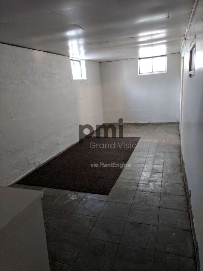 Building Photo - 2284 E Clay St