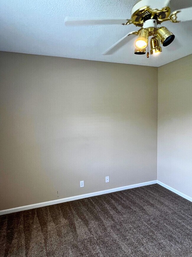 Building Photo - Charming 4/2 with fenced in yard