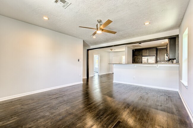 Building Photo - 519 W Clay St
