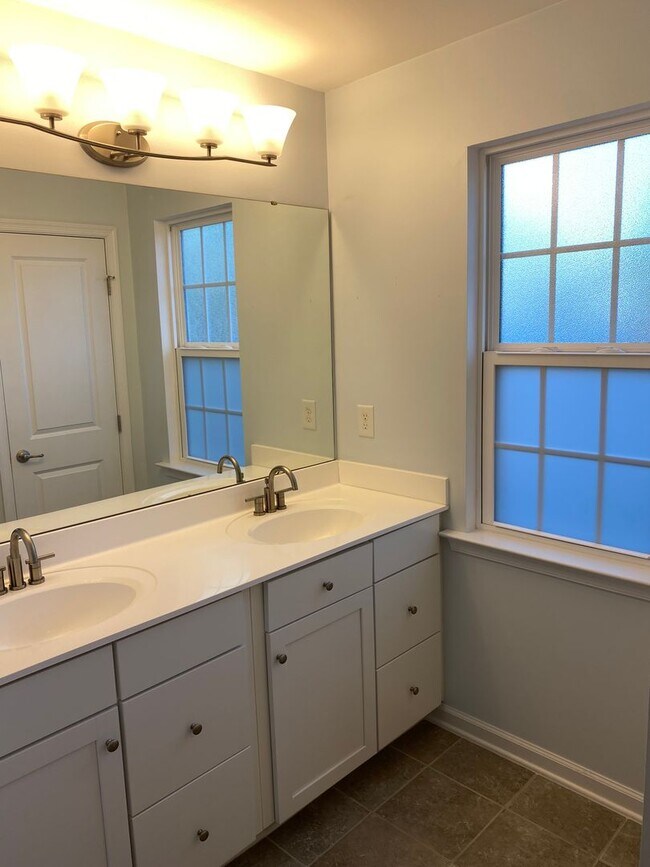 Building Photo - -- AVAILABLE MAY 8TH -- 3 BR / 3.5 BA End Unit Townhome, Available May 8th!