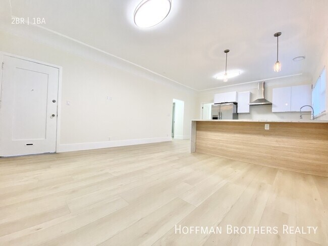 Building Photo - 865 N Las Palmas Ave