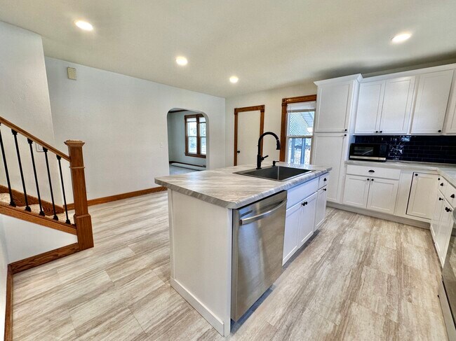 Building Photo - 1008 Giles St