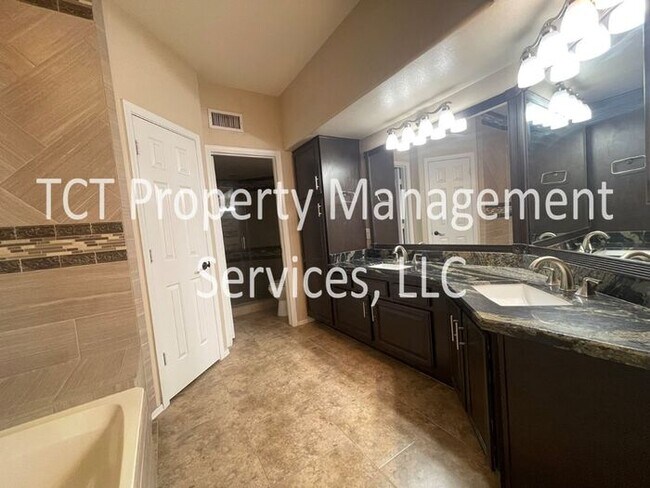 Building Photo - Gorgeous 2 Bedroom Townhome in Gate Commun...