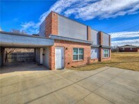 Building Photo - 1300 NE 10th St