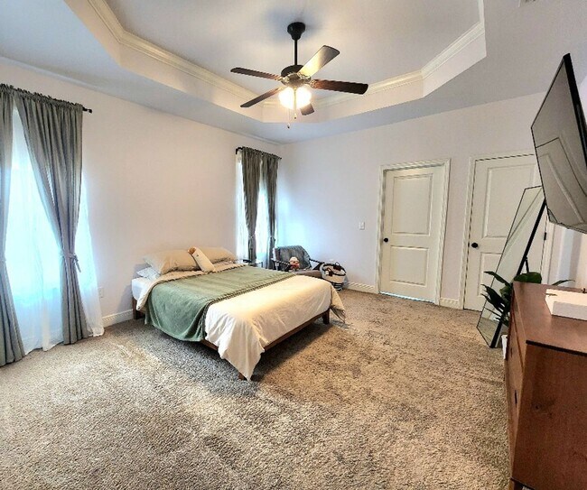 Building Photo - Discover Fine Living in this Captivating 3 Bed/2 Bath Home!