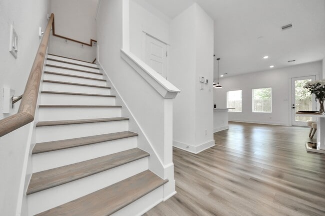 Building Photo - 318 Neyland St