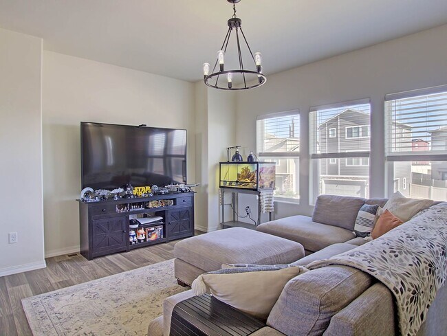 Building Photo - Bright & Open 3-Bed | Great Yard + Mountai...