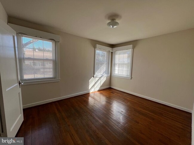 Building Photo - 212 Morton St