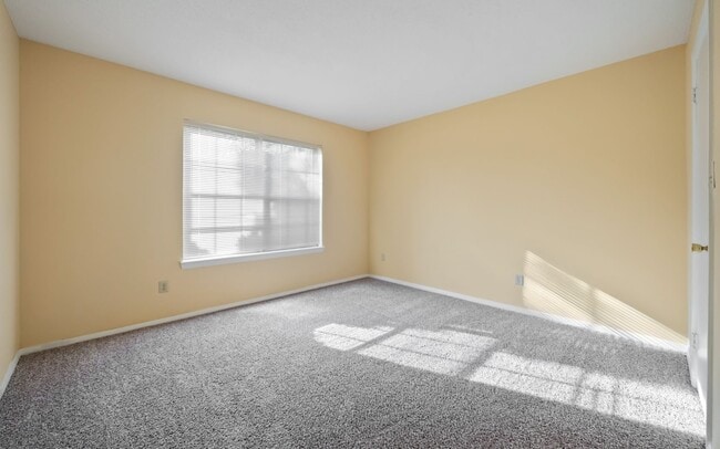 Building Photo - Townhome off Falls of Neuse: Available 6/6