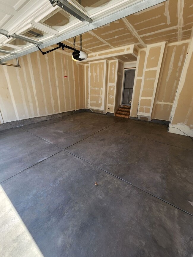 Building Photo - Beautiful Townhome