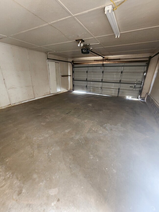 Building Photo - 3 bed 2 bath, 2 story townhome, 2 car garage