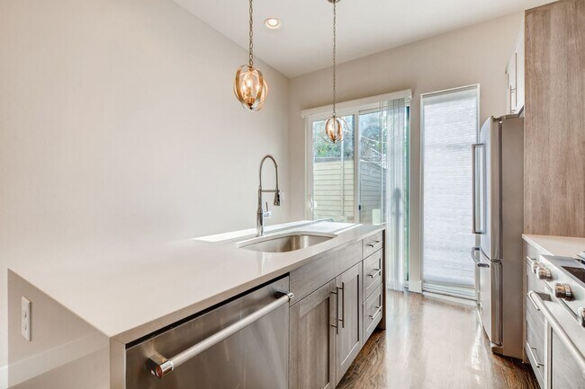 Building Photo - High Street Townhomes 3 bedroom unit with ...