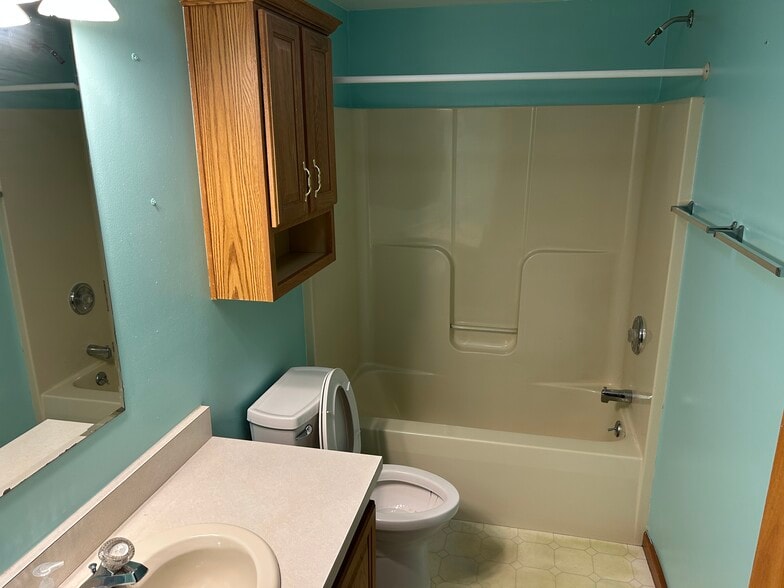 Building Photo - 3383 Colonial Dr