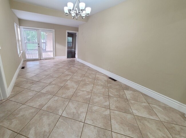 Building Photo - Large Military Park Home