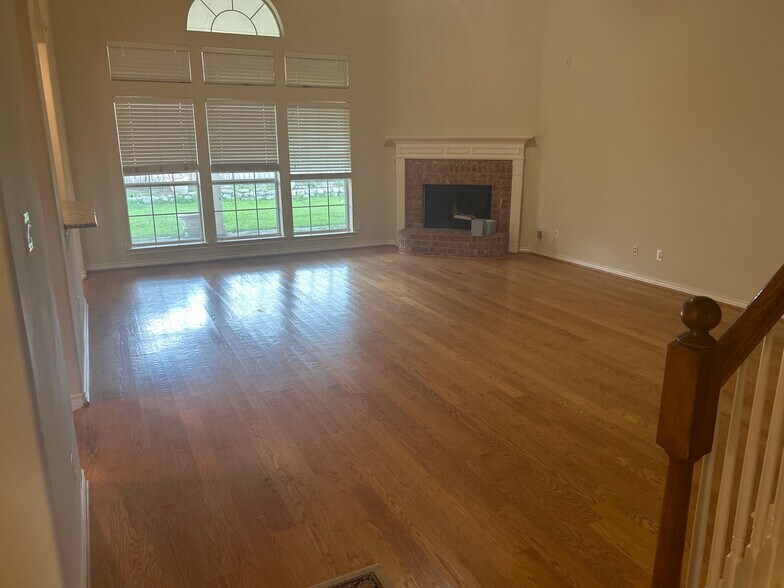 Building Photo - Room in House on Levant Ln