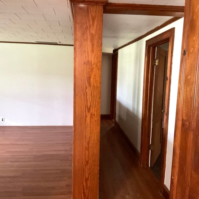 Building Photo - Farm house with 3 bedrooms, 1 1/2 baths