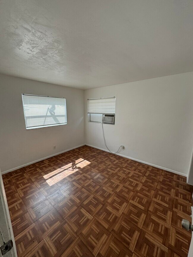 Building Photo - 1245 W 35th St