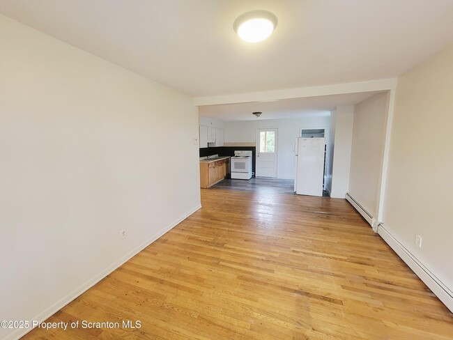 Building Photo - 940 E Elm St