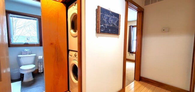 Building Photo - Fully Furnished Monthly Off-Season Gem!
