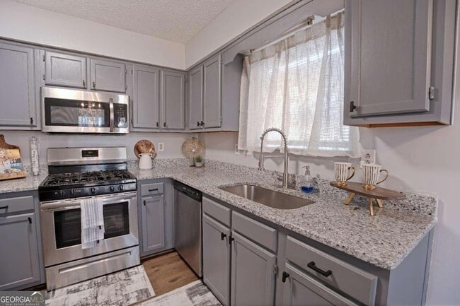 Building Photo - 1528 Carriage Ln