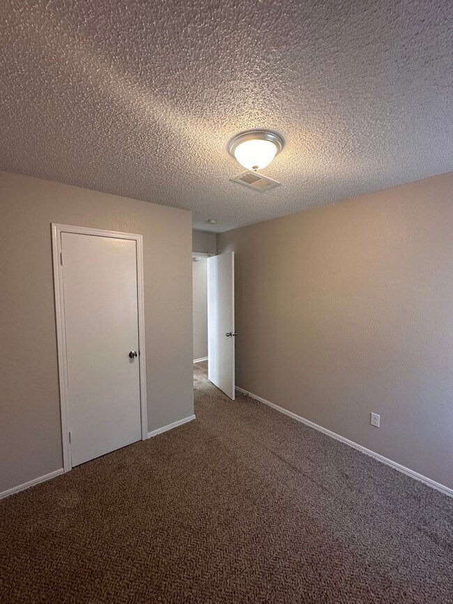 Building Photo - 5609 Evanbrook Terrace