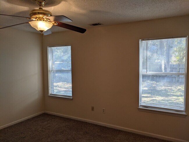 Building Photo - 1226 Roberts Way